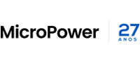 Logotipo da MicroPower: no lado esquerdo da imagem está escrito MicroPower na cor preta e, separado por uma linha cinza, a escrita 27 anos na cor azul.